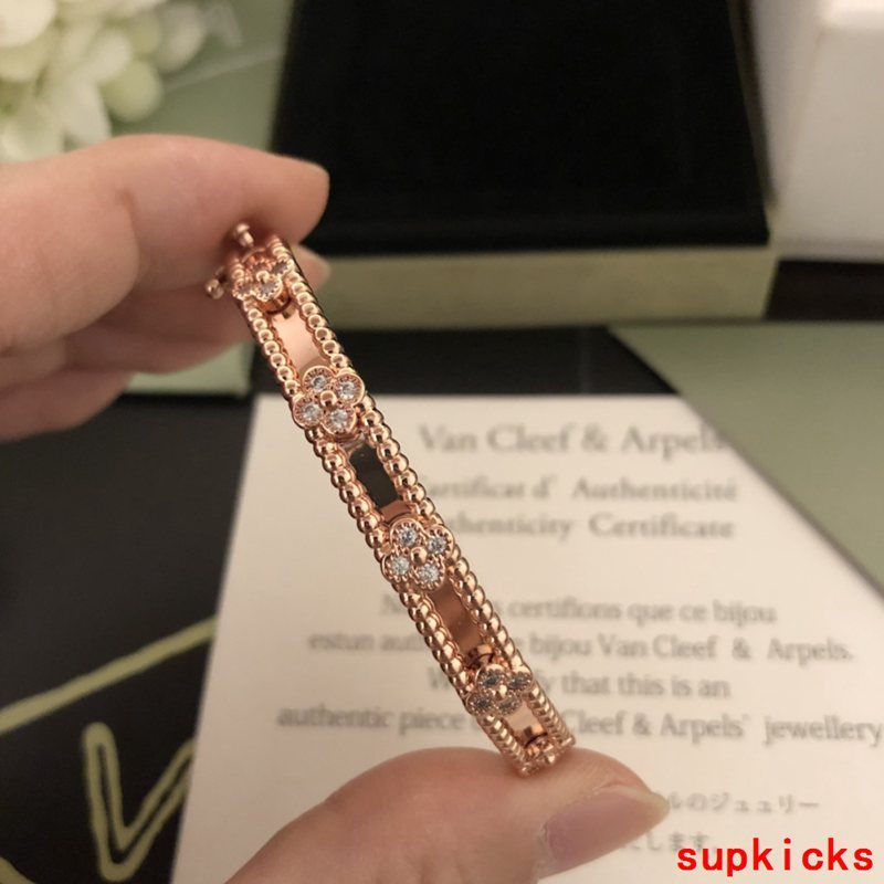 Full view of Van Cleef & Arpels unisex jewelry piece