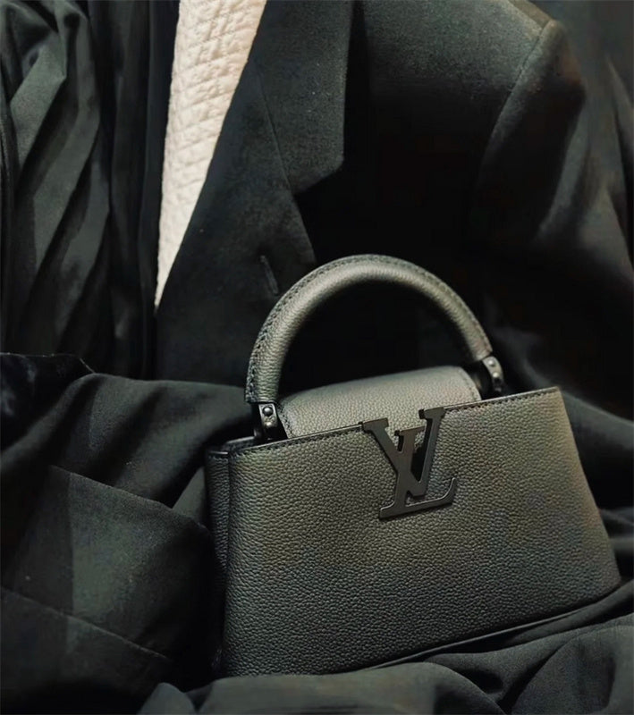  Versatile shoulder bag front view 31