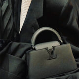  Versatile shoulder bag front view 31