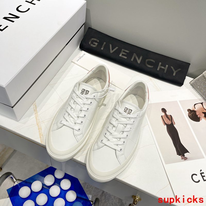 Givenchy shoes Style 112 - close-up of classic monogram styling