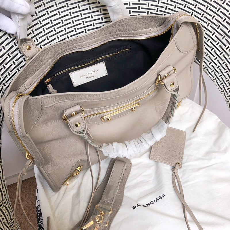 Handle and strap detail of everyday-luxe elevated women's handbag – women's luxury accessory