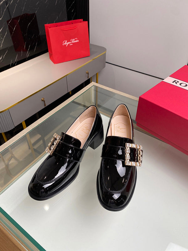 Full silhouette view of Roger Vivier luxury piece style No.053