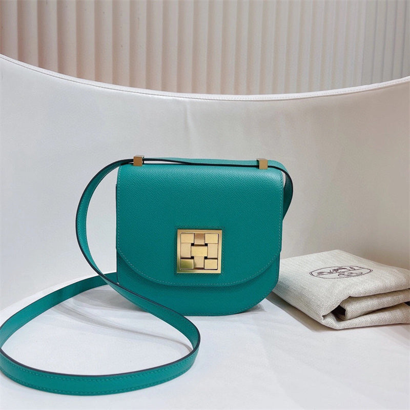  shoulder bag interior and compartment view 9