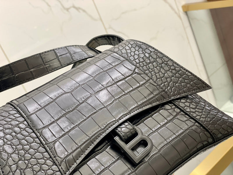 Ziva's Charm handbag – close-up view (one versatile size)