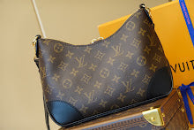Luxury Iconic Crossbody Bag - Women's Elegant Designer Fashion - NM4869