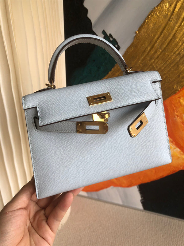  streamlined carryall bag styled with outfit