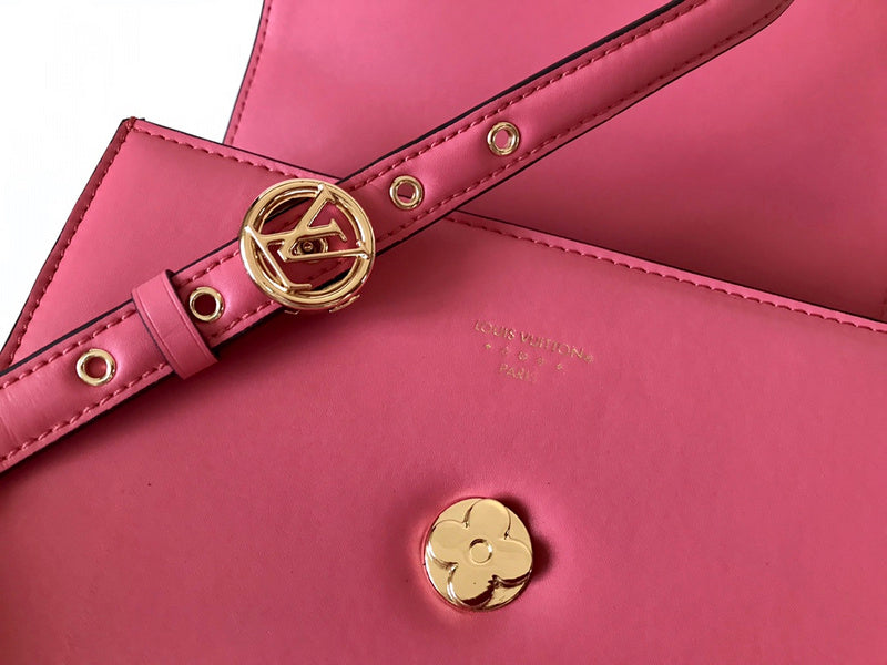Handle and strap detail of modern statement women's handbag – women's statement bag