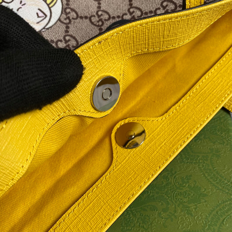 Side profile of everyday-luxe chic women's handbag – women's statement bag