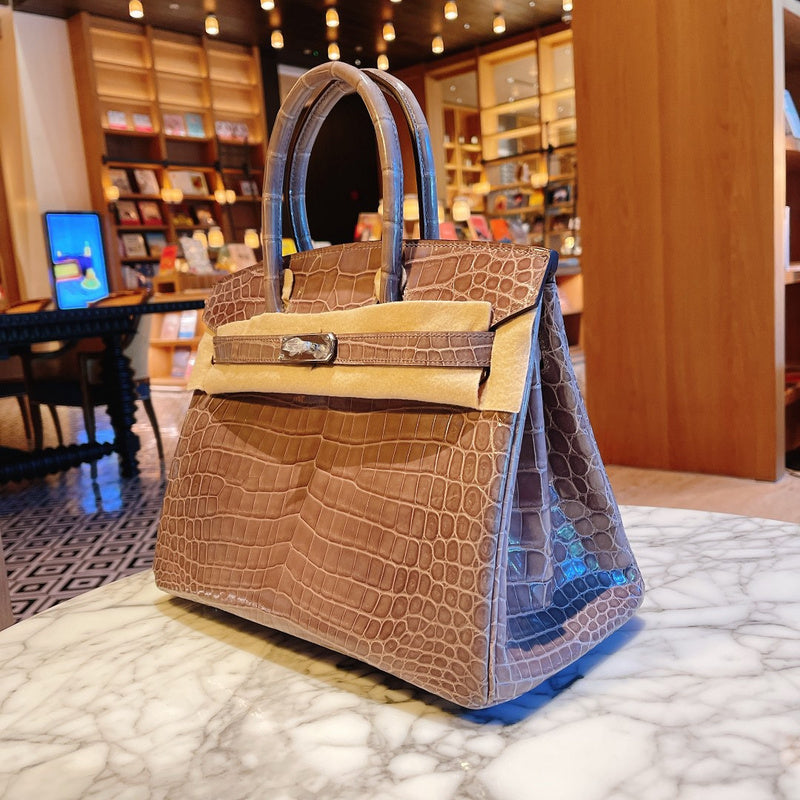 Streamlined handbag styled for everyday wear