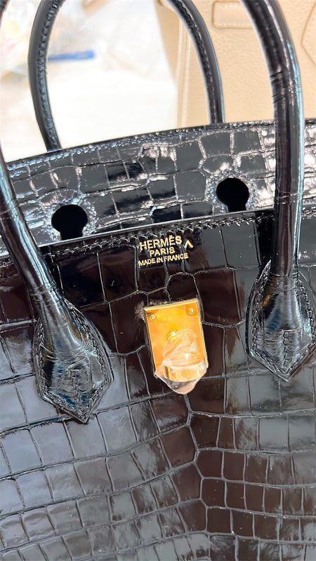  Graceful everyday bag carried on shoulder 10