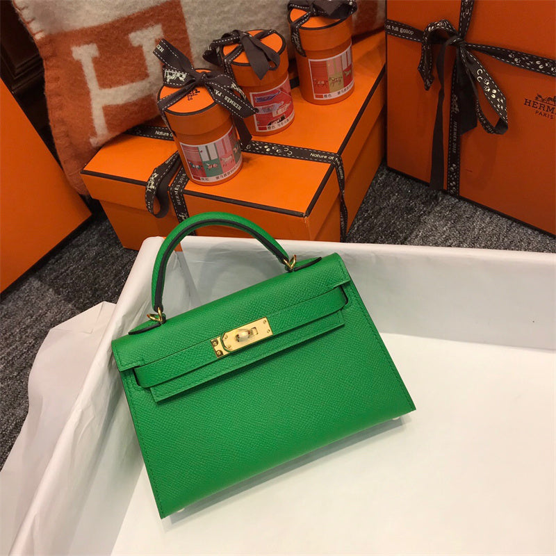  elegant carryall bag styled with outfit 24