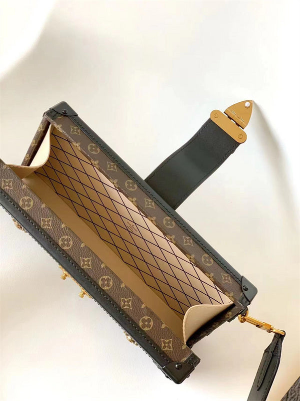  Refined shopper bag carried on shoulder 16
