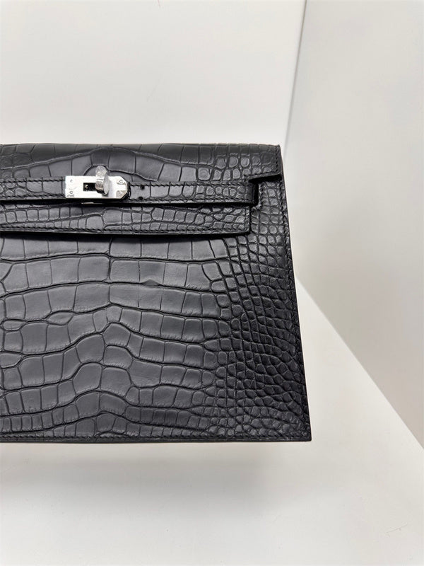 structured tote bag detail view showing craftsmanship 20