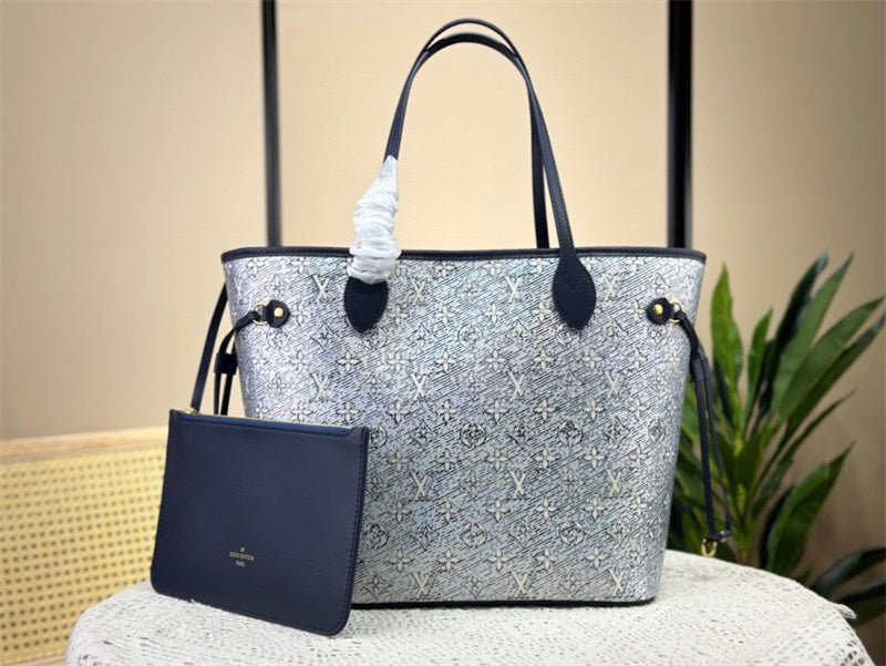  Structured handbag carried on shoulder