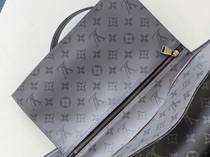 Styled lifestyle shot of chic everyday-luxe women's handbag – women's premium purse