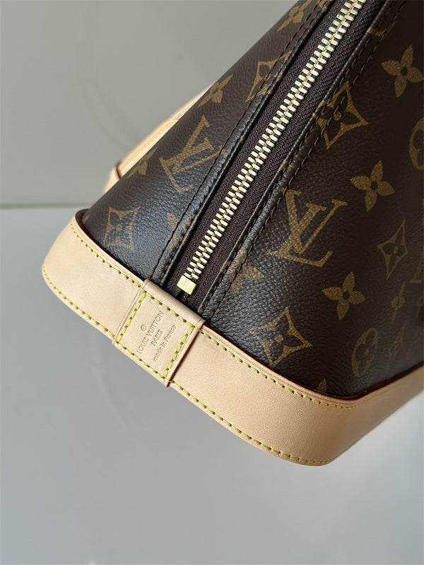  structured shopper bag styled with outfit