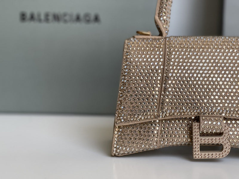 Zivas Charm Effortless Sophistication Statement Handbag (Everyday Luxury Essential) – Close-Up Detail