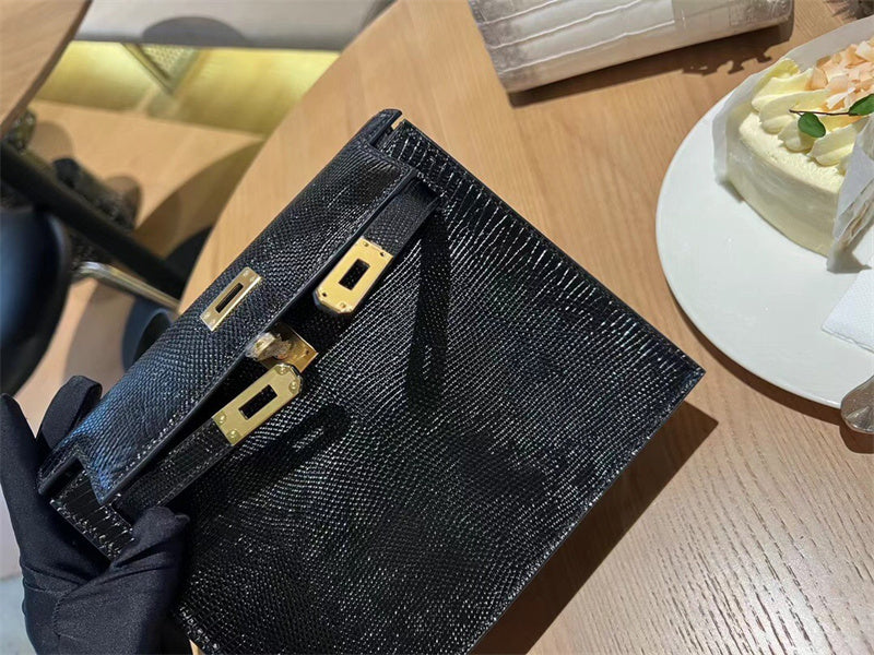  shoulder bag interior and compartment view 9