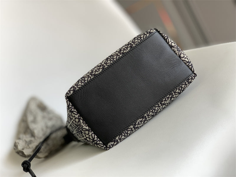 Ziva's Charm handbag – interior view (21cm*17cm*12.5cm)
