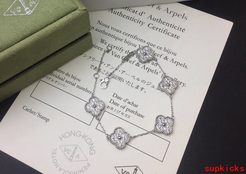 Full view of Van Cleef & Arpels unisex jewelry piece