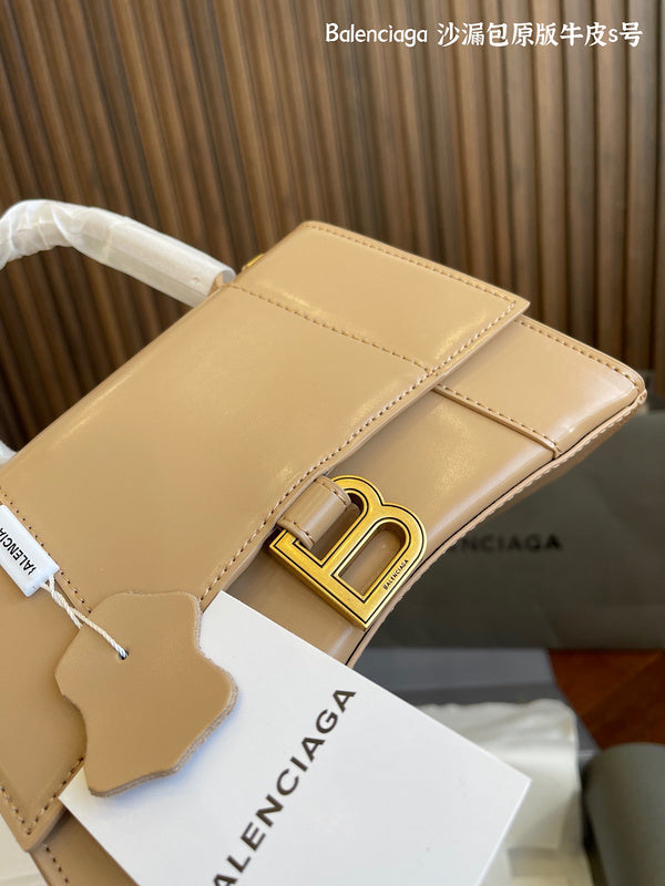 Ziva's Charm handbag – detail view (one versatile size)