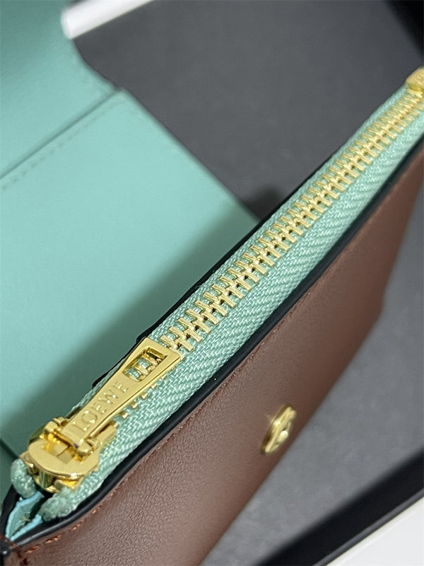 Ziva's Charm handbag – lifestyle view (Standard Size)