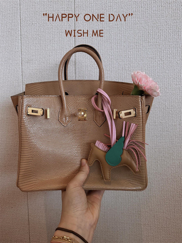  Elegant shoulder bag front view 7