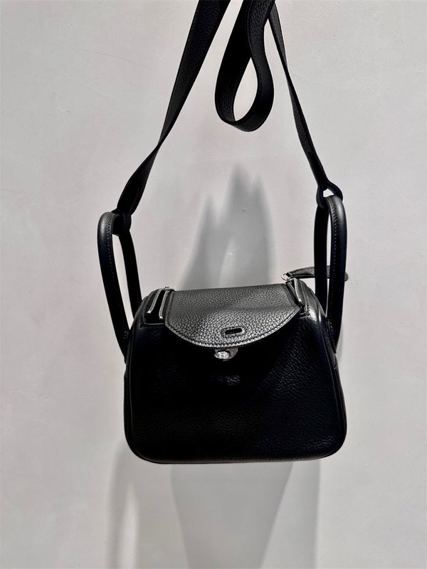  essential everyday bag detail view showing craftsmanship