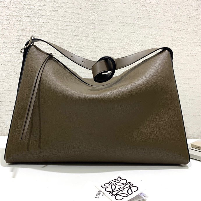 Ziva's Charm handbag – close-up view (46cm*30cm*22cm)