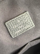 Luxury Iconic Crossbody Bag - Women's Elegant Designer Fashion - NM4411