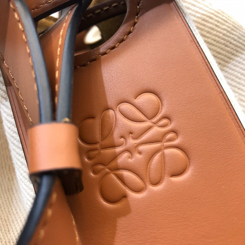 Ziva's Charm handbag – close-up view (21.5cm*31cm*16cm)