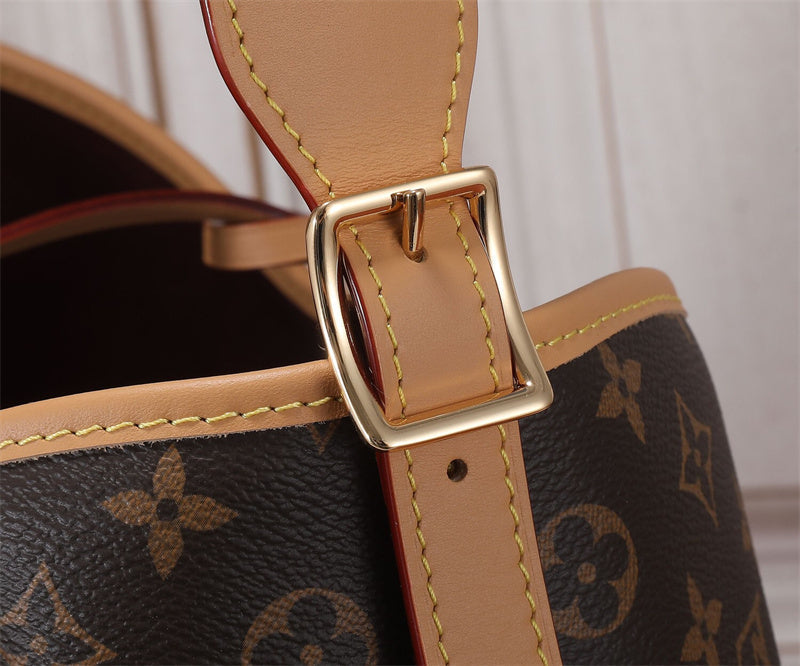  effortless structured bag detail view showing craftsmanship
