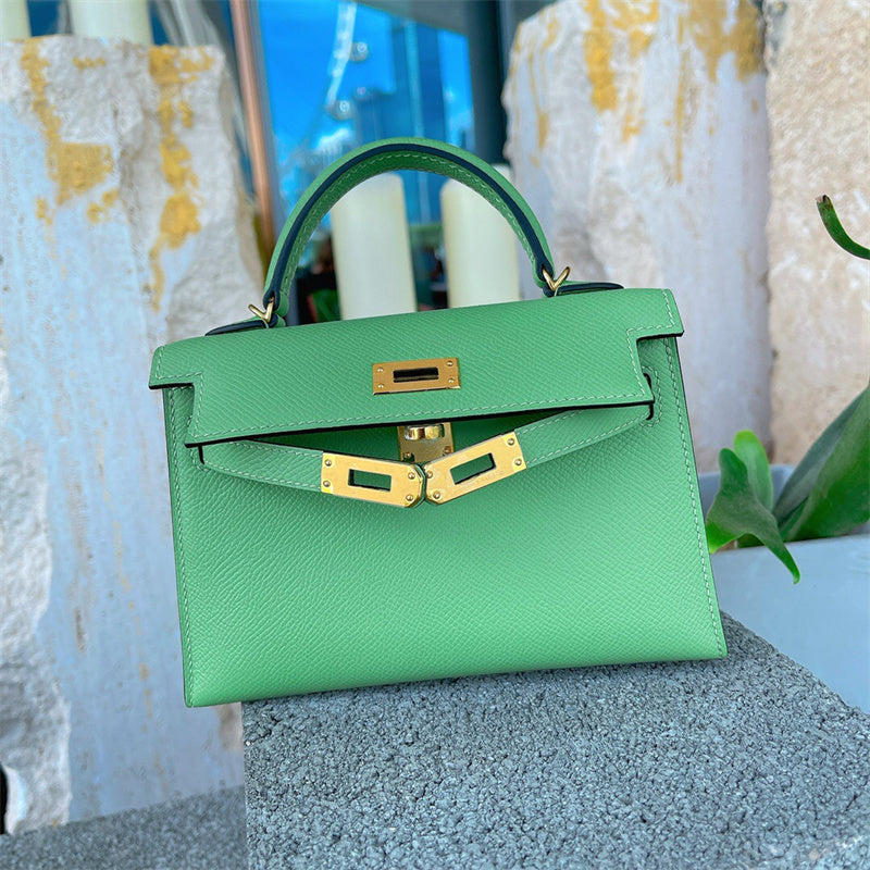  Understated shopper bag front view
