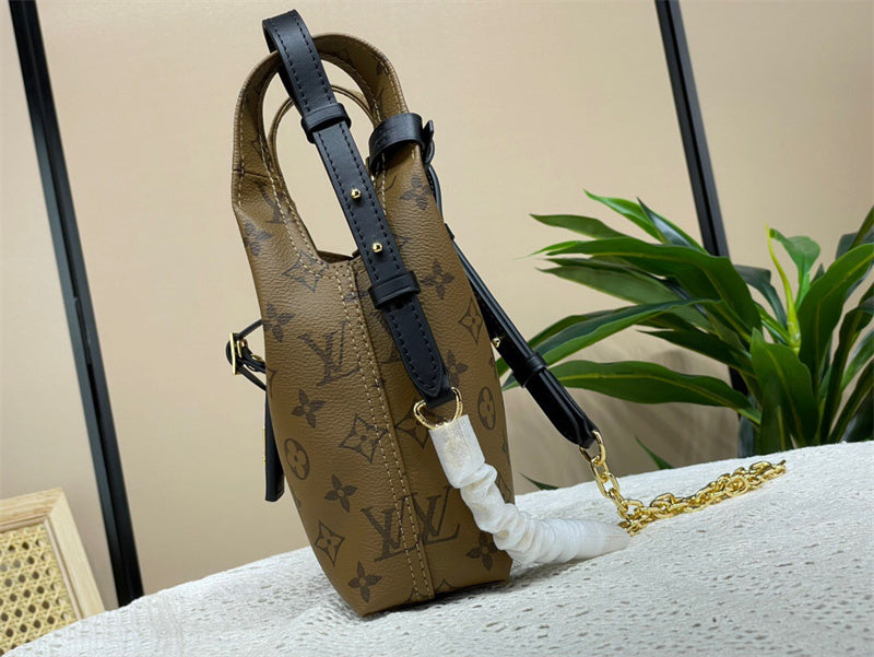  Minimalist tote bag front view 19