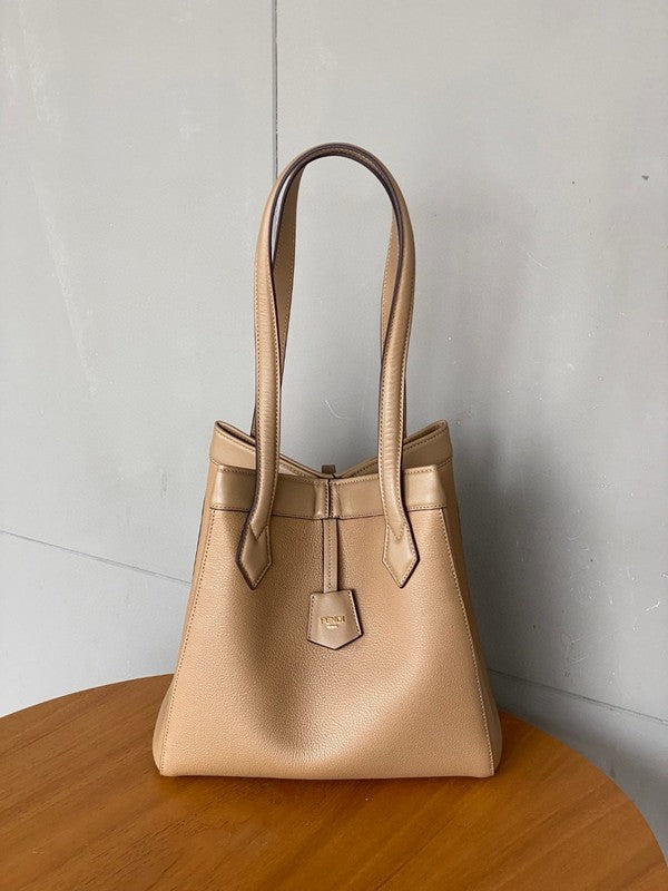 Ziva's Charm handbag – close-up view (15cm*18.5cm*18cm)