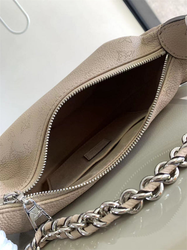  Curated everyday bag front view 19