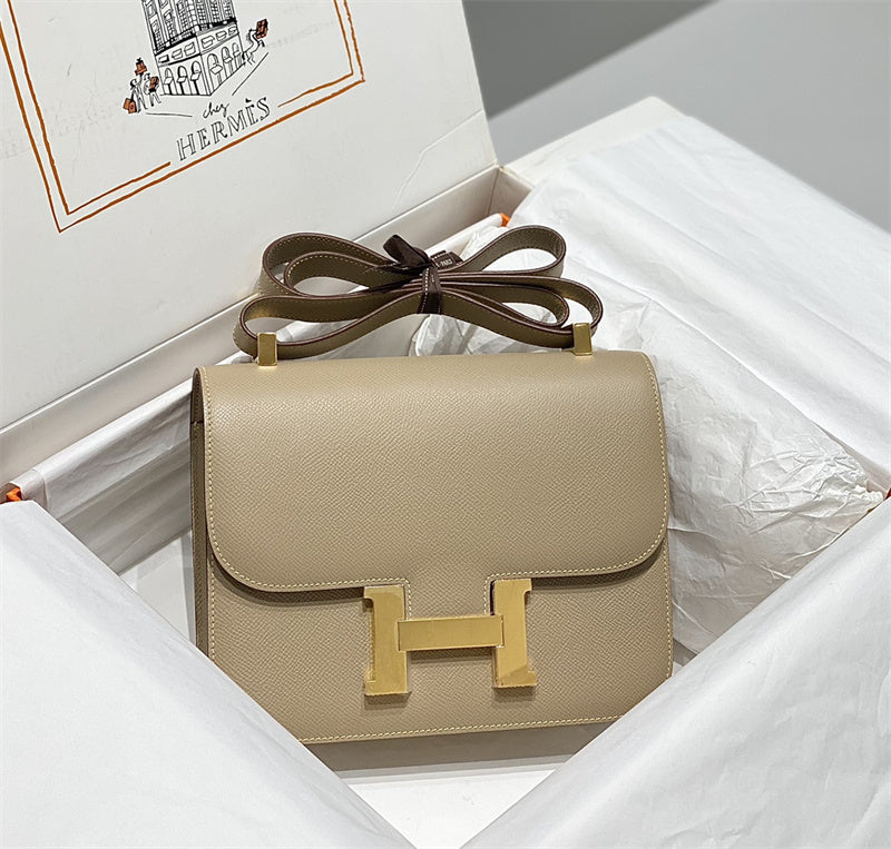 Side view of streamlined structured handbag