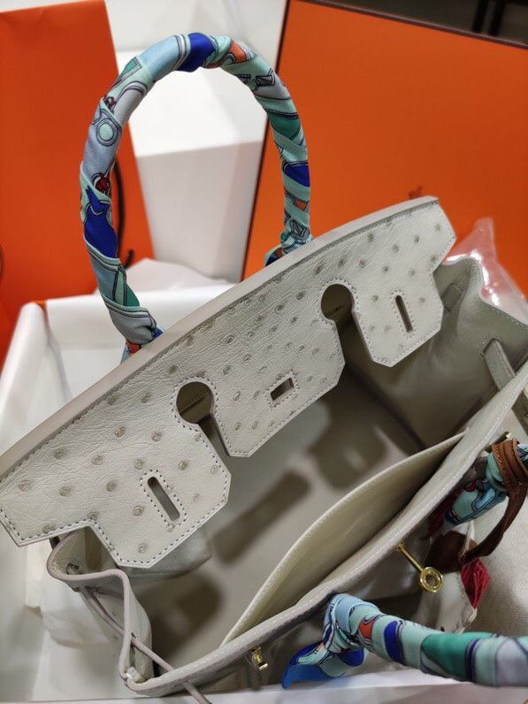  modern shoulder bag detail view showing craftsmanship 14