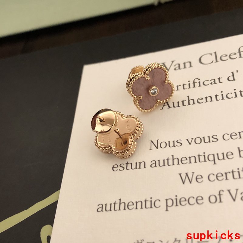 Full view of Van Cleef & Arpels unisex jewelry piece