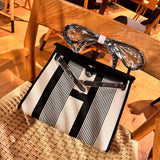  Effortless shoulder bag front view