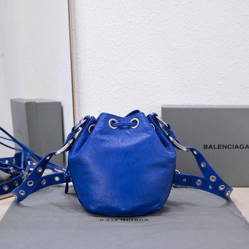 Zivas Charm Contemporary Flair Statement Handbag (Timeless Wardrobe Addition) – Detail View 10