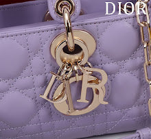 Chic Women's Designer Tote - Luxury Premium Handbag Style - NM7400