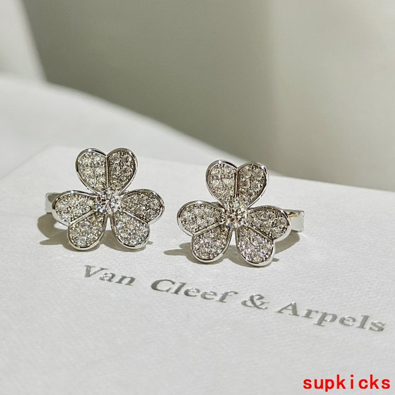 Close-up detail view of Van Cleef & Arpels unisex jewelry piece