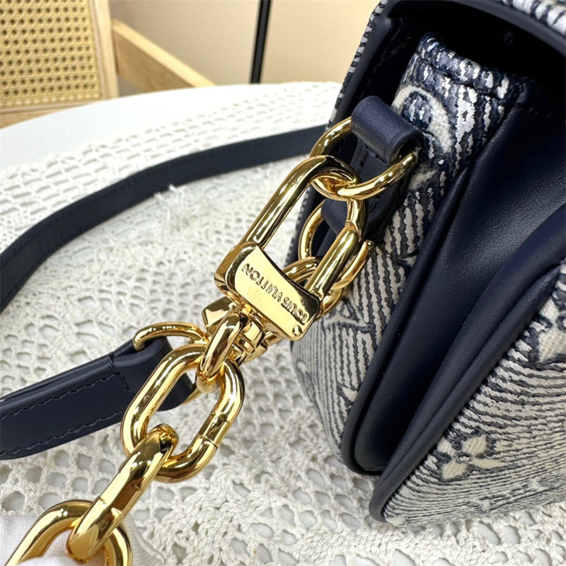  Sophisticated carryall bag front view 7