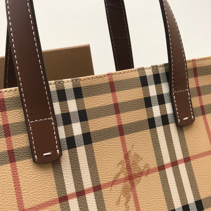 Ziva's Charm handbag – close-up view (one versatile size)