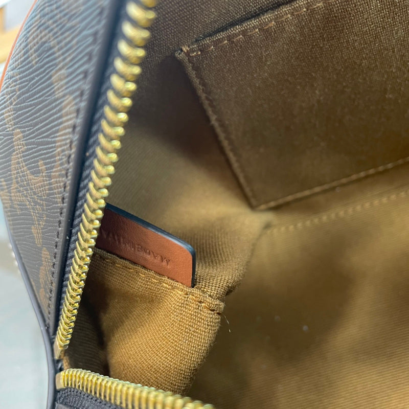 Handle and strap detail of chic statement women's handbag – women's everyday handbag