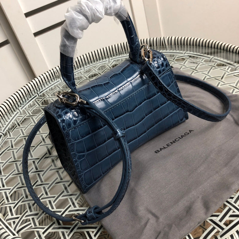 Handle and strap detail of sleek chic women's handbag – women's statement bag