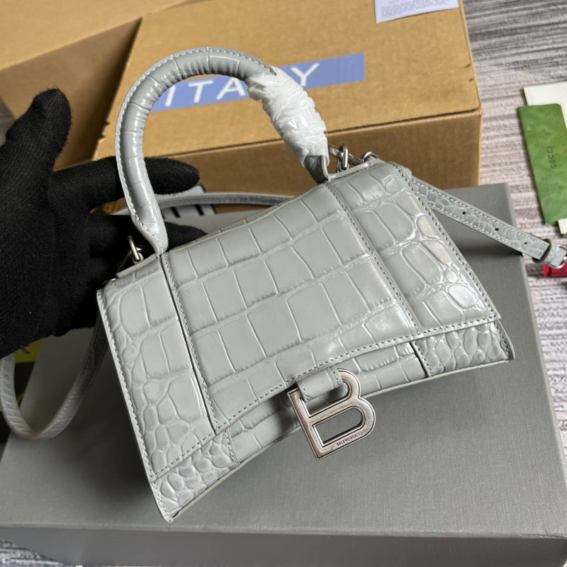Bold Vegan Leather Handbag - Chic Everyday Appeal | Women's Fashion Handbag #285 - hardware and detail close-up (image 5) of designer-inspired handbag