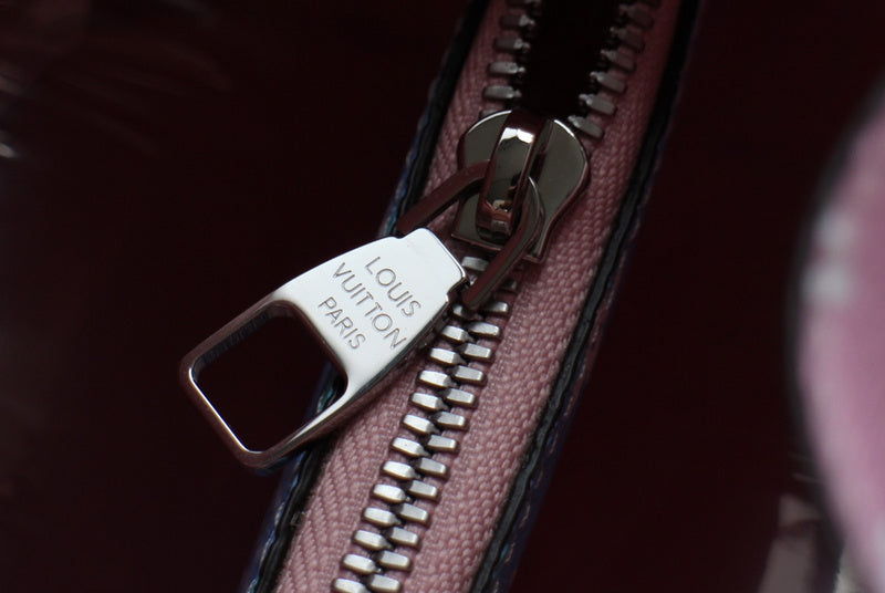 Handle and strap detail of sleek modern women's handbag – women's statement bag