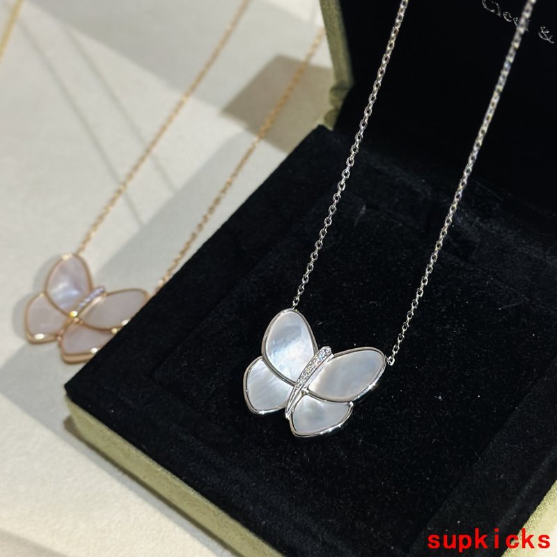 Full view of Van Cleef & Arpels unisex jewelry piece